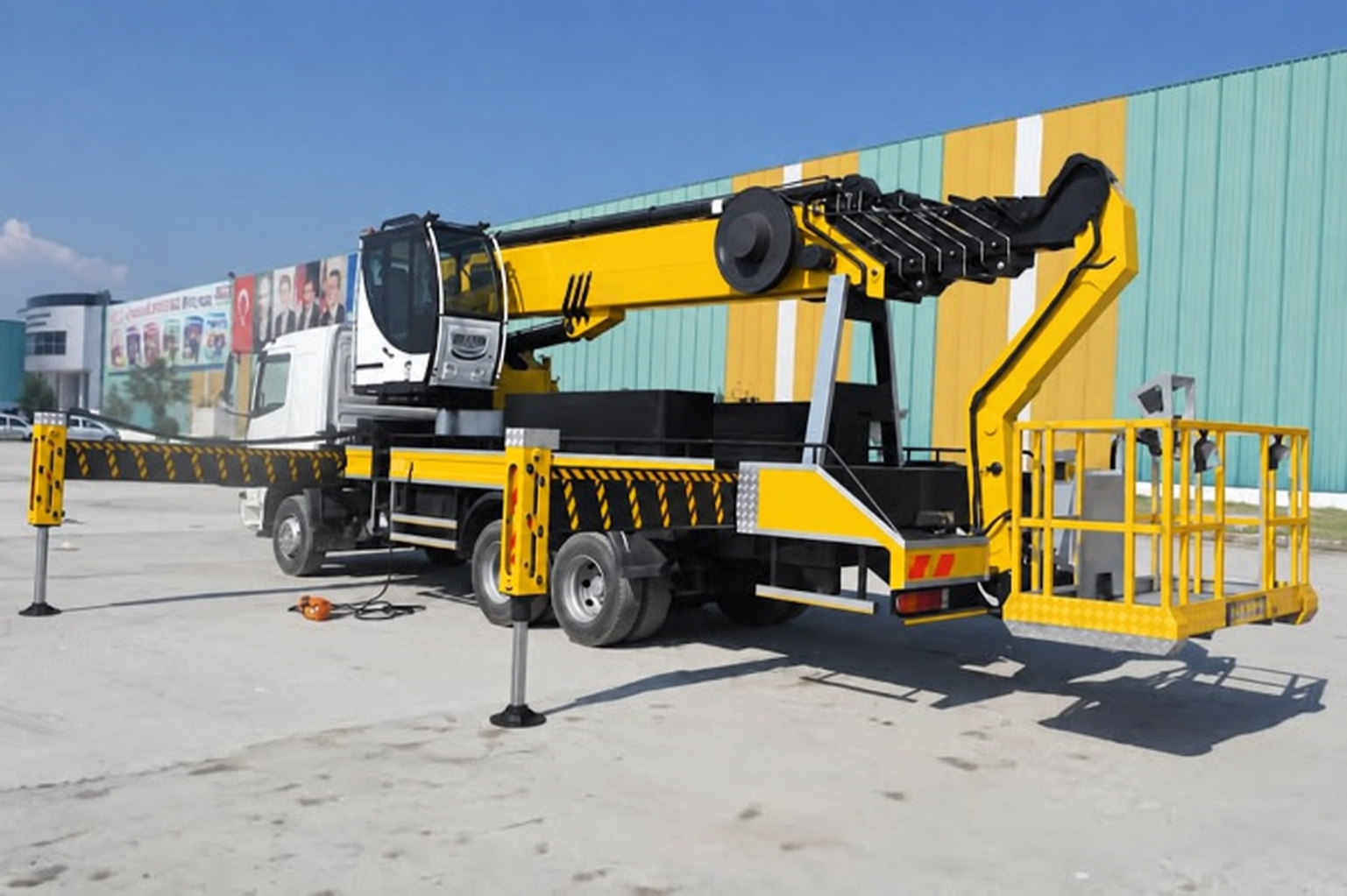 Sarı 37 metre sepetli vinç